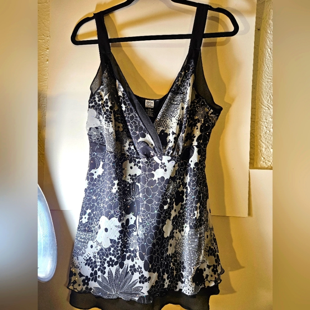 Women tank with sequins v neck